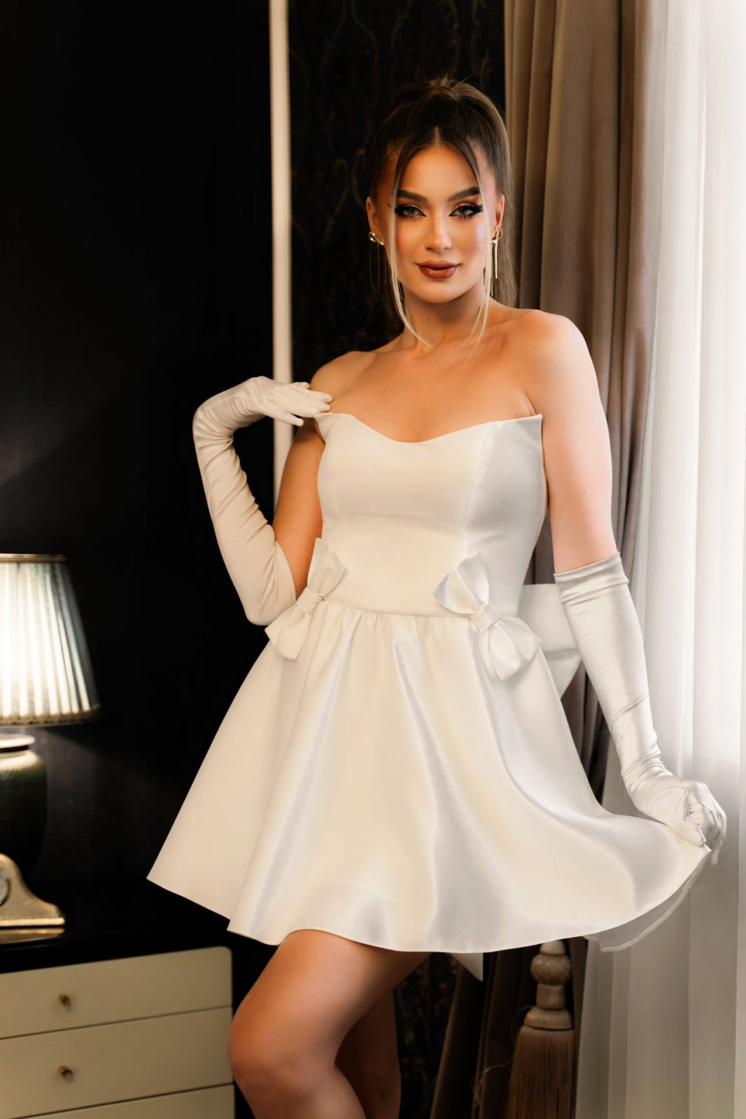 Rochie Mini "Alma Bow" - Rochie de Mireasă Albă, Fără Bretele, cu Corset Ajustabil și Fundă Statement