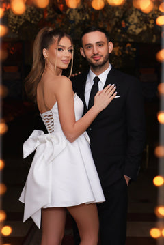 Rochie Mini "Alma Bow" - Rochie de Mireasă Albă, Fără Bretele, cu Corset Ajustabil și Fundă Statement